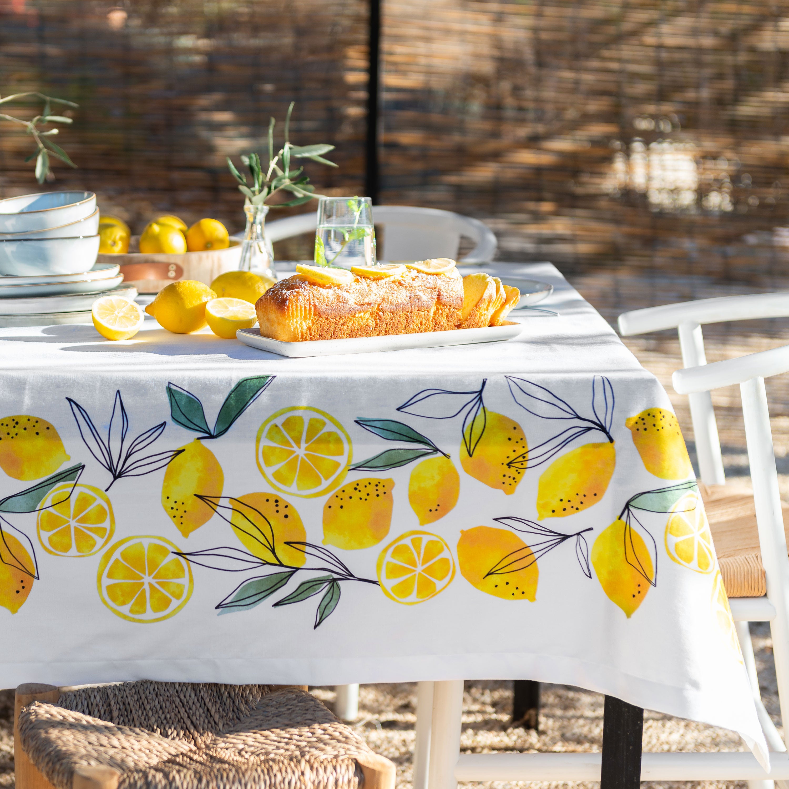 Nappe de table brodée avec 4 serviettes - Linge de maison Nappe de table brodée avec 4 serviettes - Linge de maison