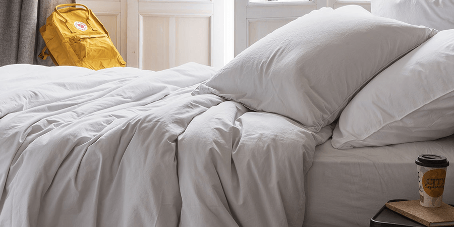 Chambre d'enfant avec un lit couvert d'une housse de couette couleur nuage