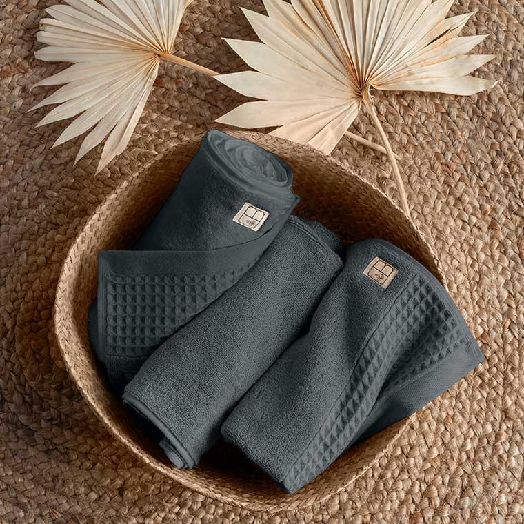 Source Charcoal Organic Cotton Bath Towel - Carré Blanc Canada