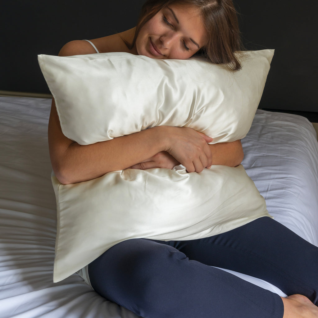 Square Pillowcase in Mulberry Silk Beauté Ivory - Carré Blanc Canada